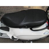 Zwart slangenleer zadel voor Vespa Sprint en Primavera