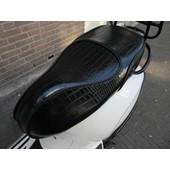 Zwart Croco zadel voor Vespa Primavera en Sprint