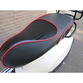 Zwart/rood Croco zadel voor de Vespa Primavera en Sprint
