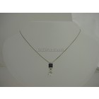 Witgouden collier met hanger bezet met een peervormige briljant en carré geslepen blauwe saffier
