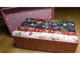 cadeaudoosje met fat quarters in bij elkaar passende rozenstofjes