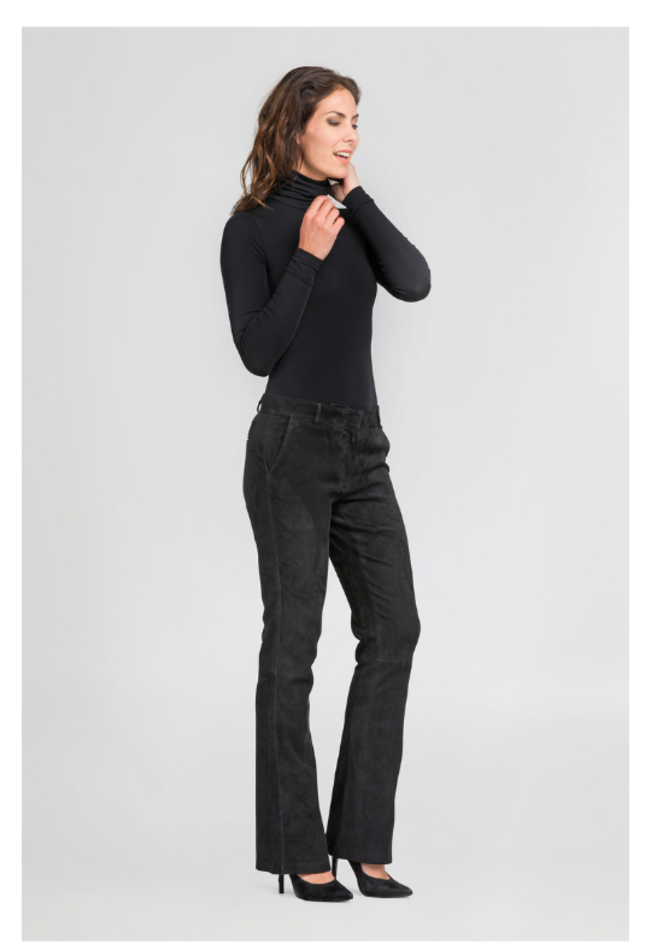 ZINGA Leather Model Flo is een lederen bootcut broek met hoge taille die je benen optisch verlengt. Ervaar het comfort van zacht stretchleer.