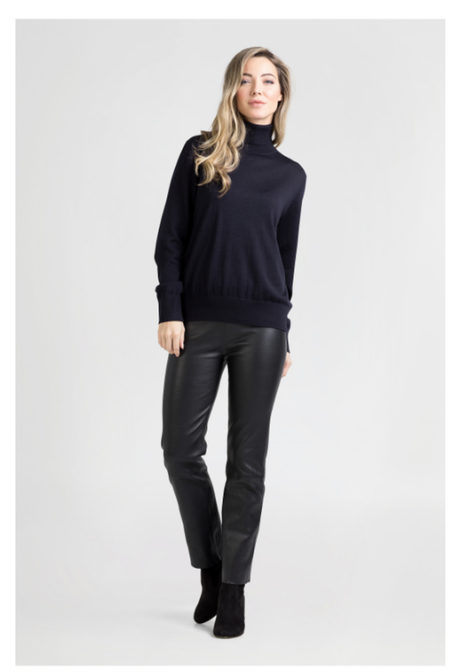 ZINGA Leather Discover Model Lina: handcrafted leather leggings made from soft, flexible stretch lamb leather with a comfortable elasticated waistband. Timeless, stylish and versatile for every occasion. Explore the collection.