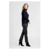 ZINGA Leather Discover Model Lina: handcrafted leather leggings made from soft, flexible stretch lamb leather with a comfortable elasticated waistband. Timeless, stylish and versatile for every occasion. Explore the collection.