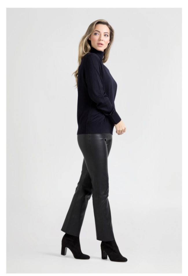 ZINGA Leather Discover Model Lina: handcrafted leather leggings made from soft, flexible stretch lamb leather with a comfortable elasticated waistband. Timeless, stylish and versatile for every occasion. Explore the collection.
