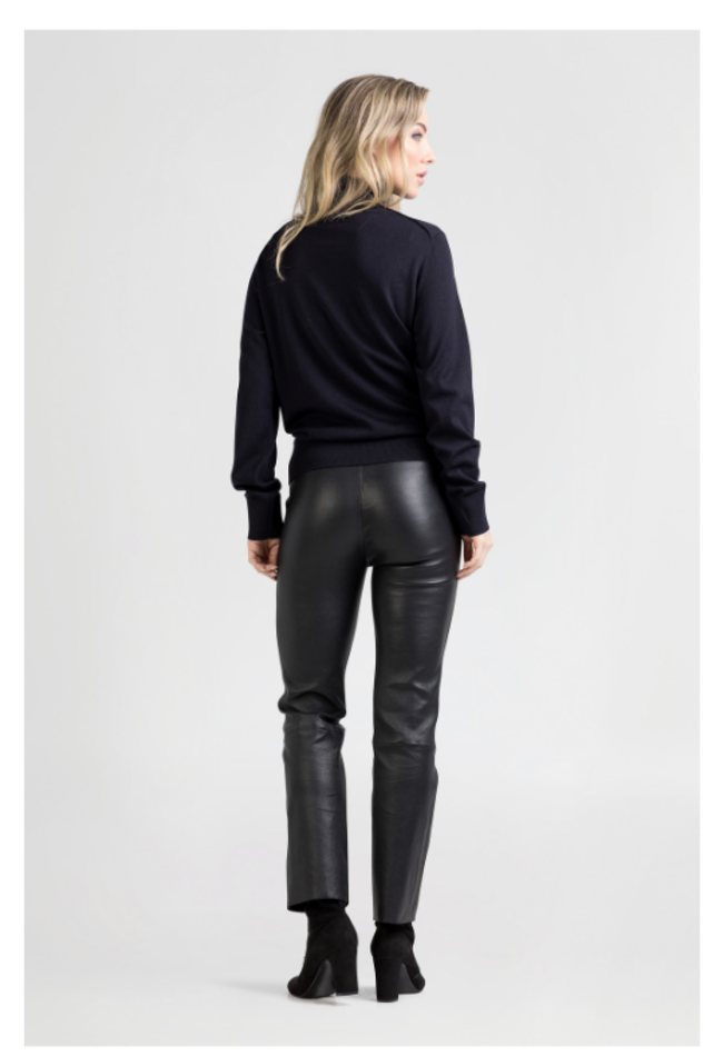 ZINGA Leather Discover Model Lina: handcrafted leather leggings made from soft, flexible stretch lamb leather with a comfortable elasticated waistband. Timeless, stylish and versatile for every occasion. Explore the collection.