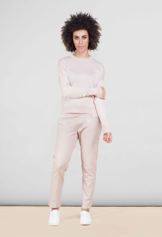 ZINGA Leather Exklusive zartrosa Stretch-Lederhose NOAH im Boyfriend-Stil