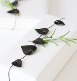twig leaves - black | DIY set met 57 zwarte papieren blaadjes en hobbydraad