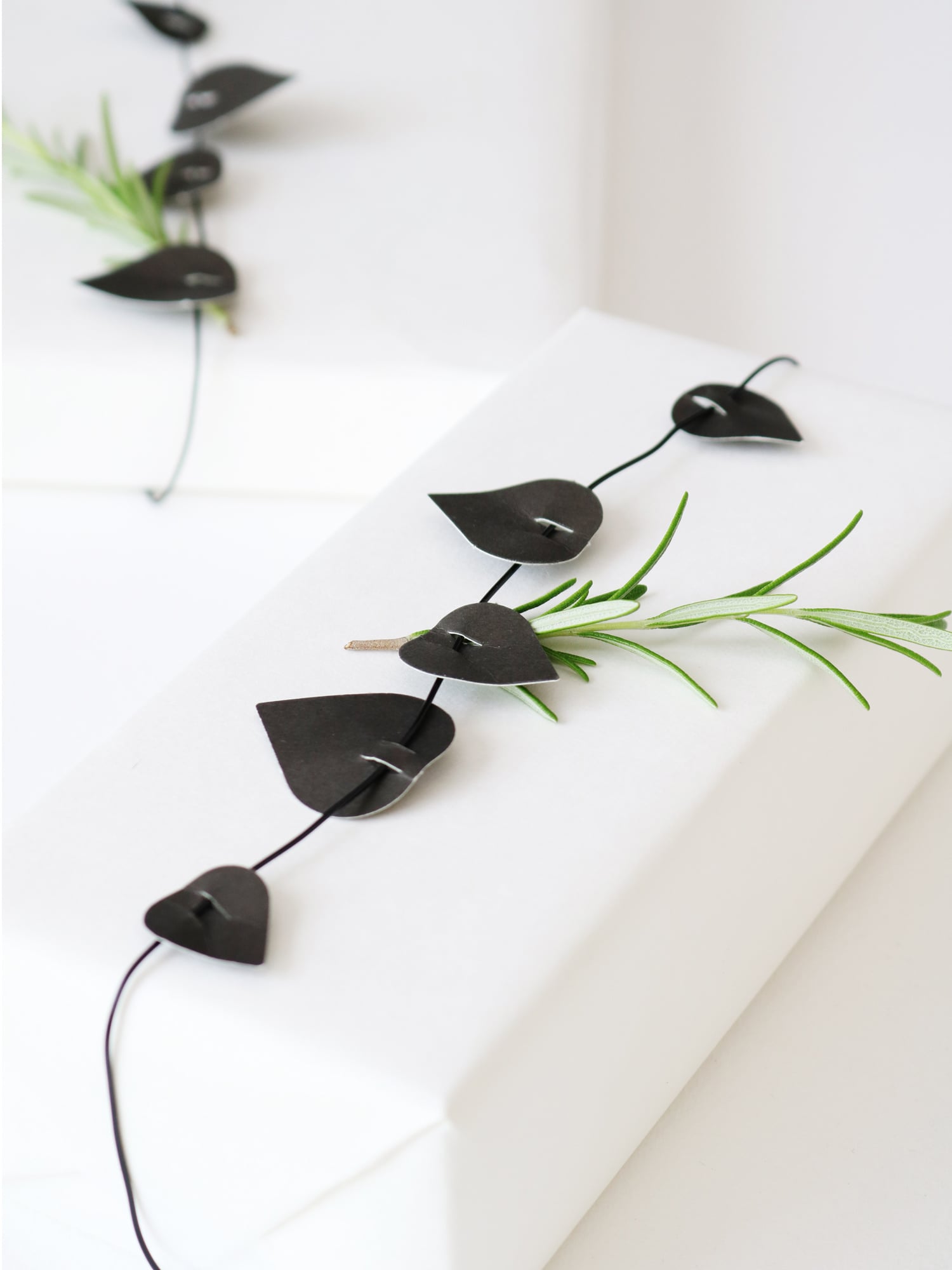 twig leaves - black | DIY set met 57 zwarte papieren blaadjes en hobbydraad