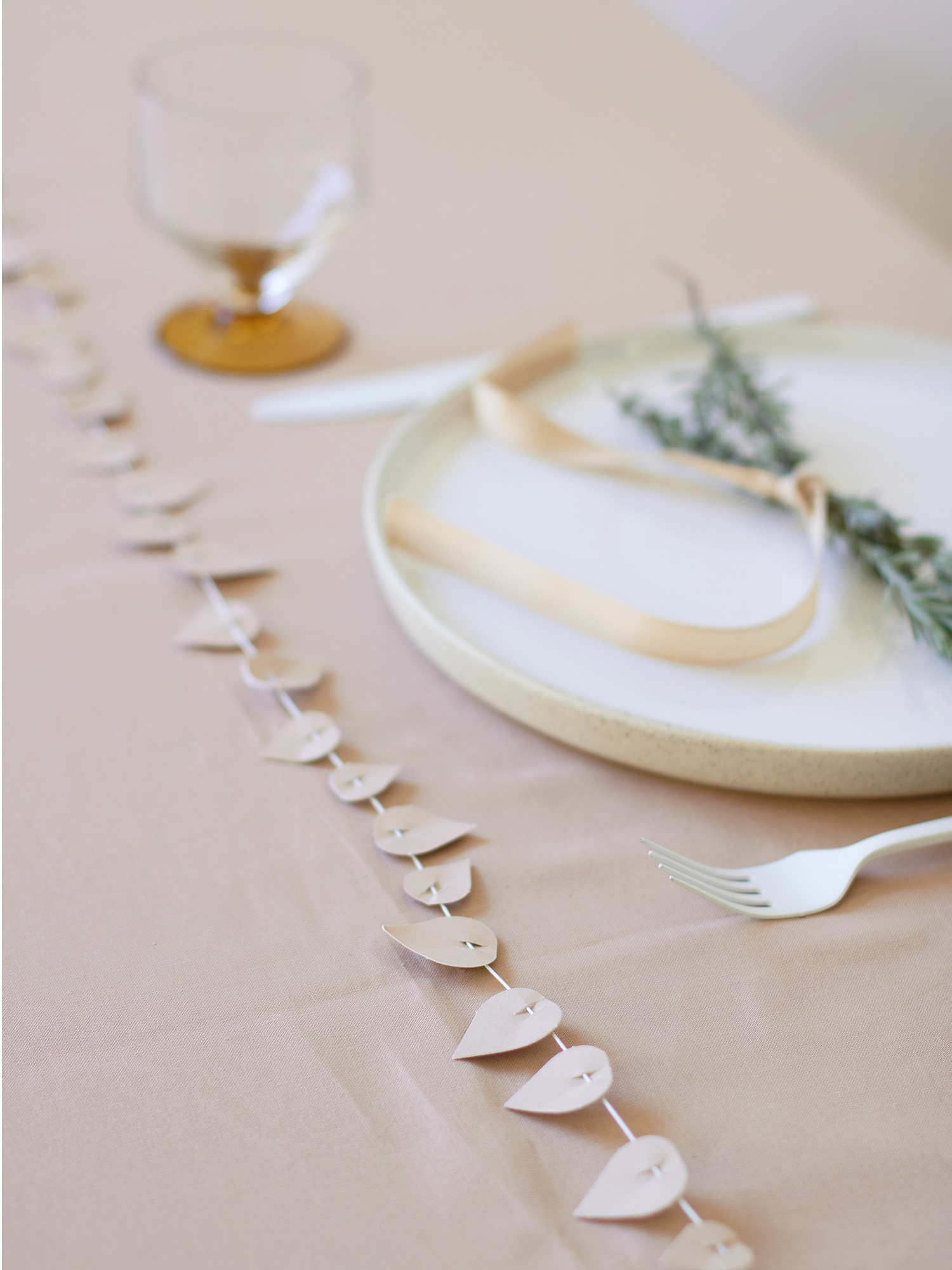 TWIG leaves - blushing beige | DIY set met 57 papieren blaadjes en hobbydraad