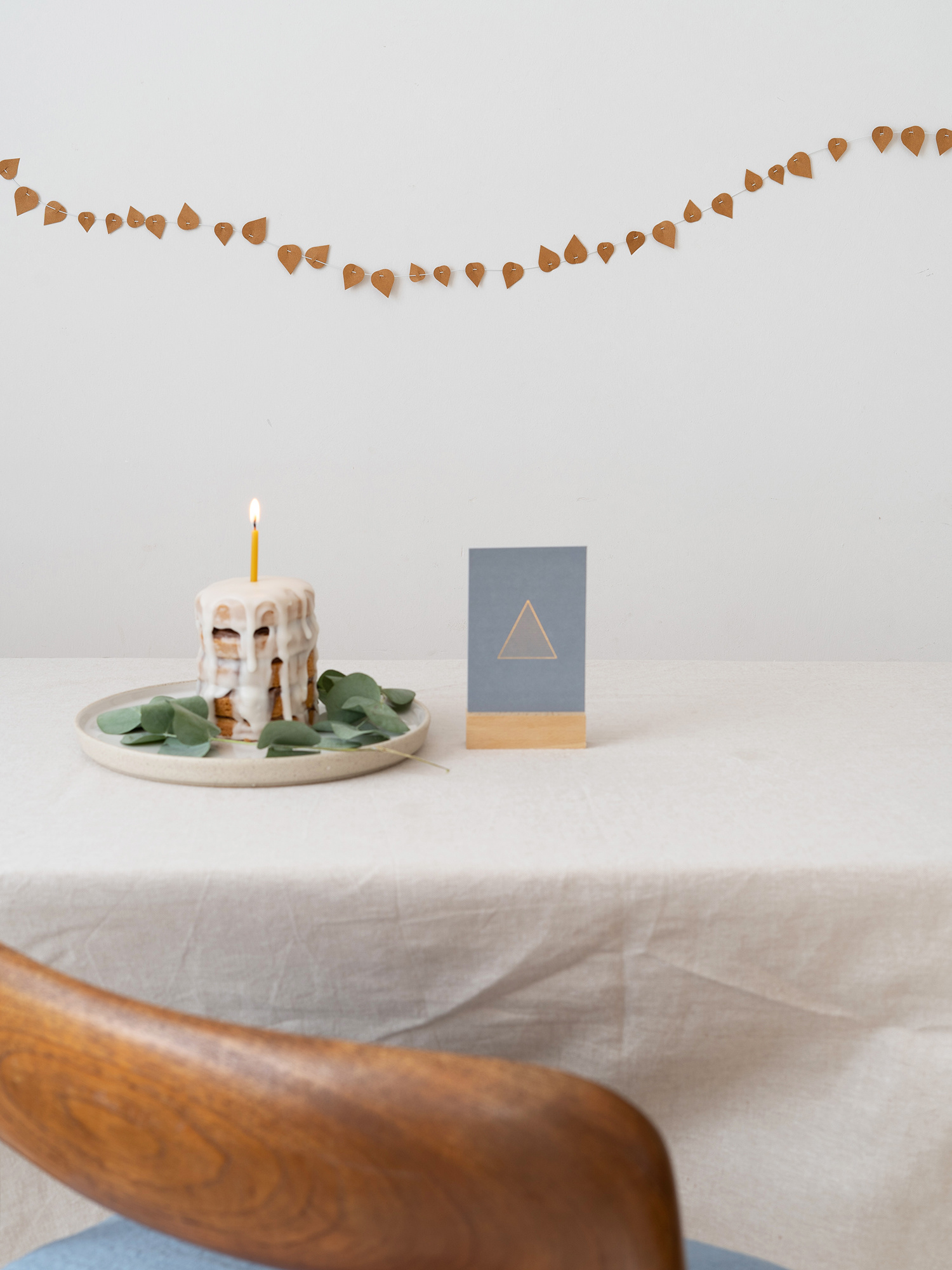 TWIG leaves – ochre | DIY set met 57 okerkleurige papieren blaadjes en hobbydraad