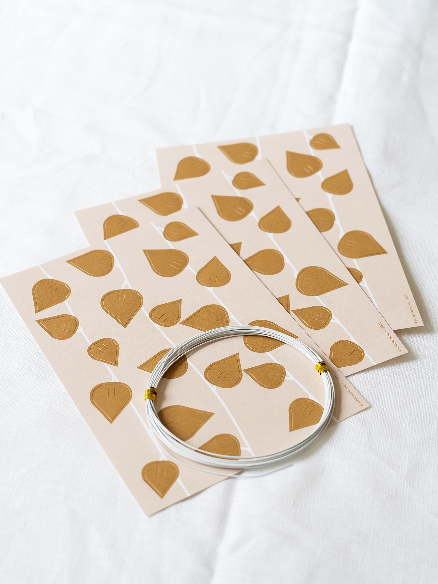 TWIG leaves – ochre | DIY set met 57 okerkleurige papieren blaadjes en hobbydraad