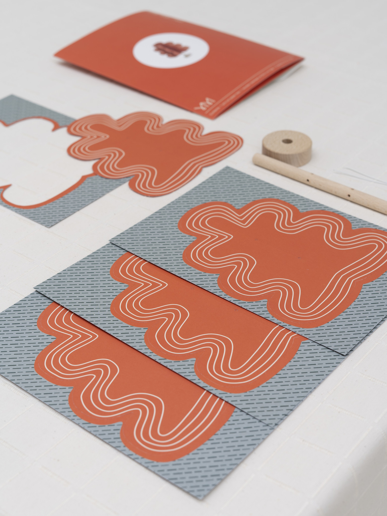 OAK tree - red  | eikenboompje van papier met houten stam, DIY set
