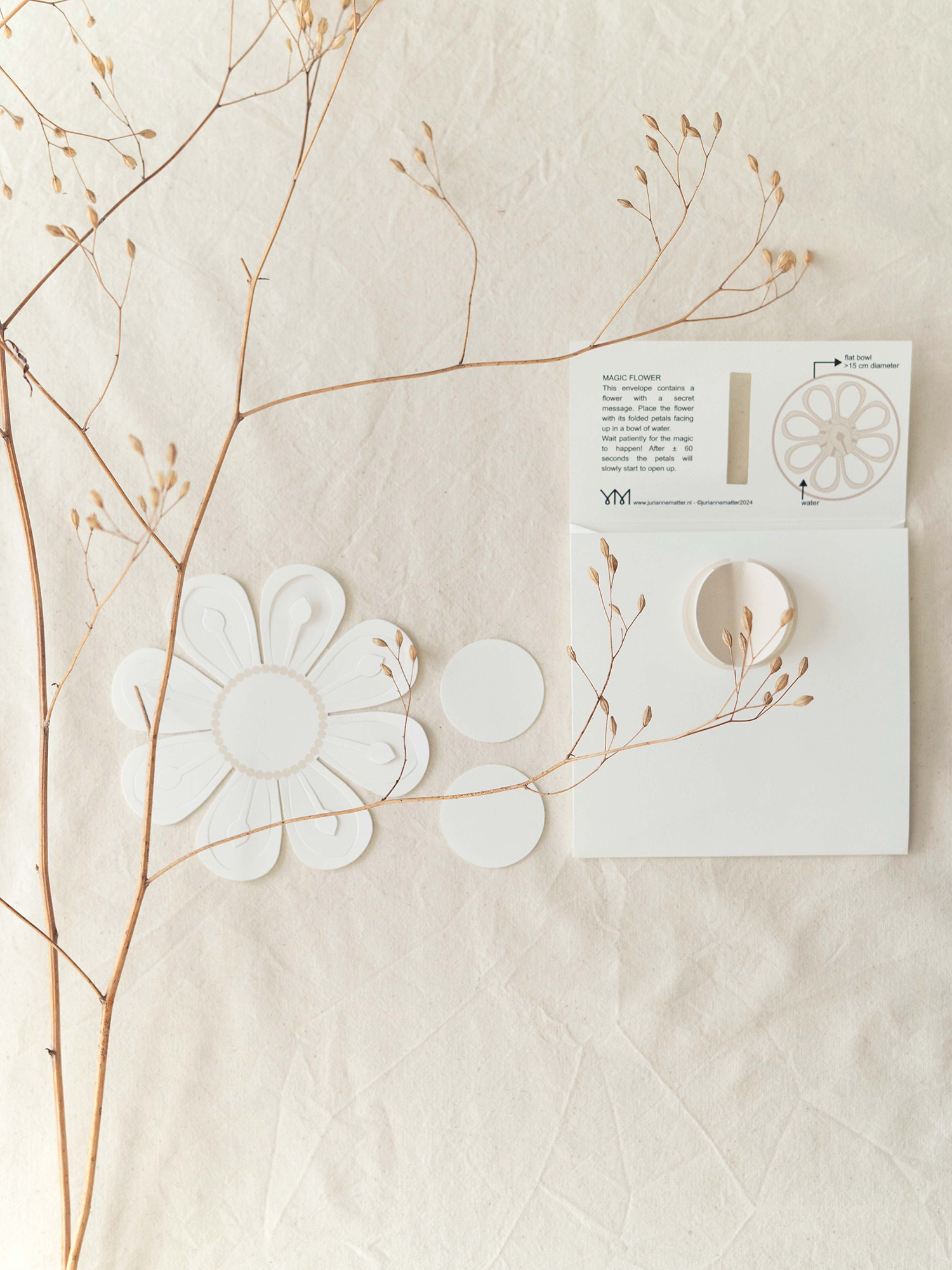 MAGIC flower white | papieren bloem die zich opent op water