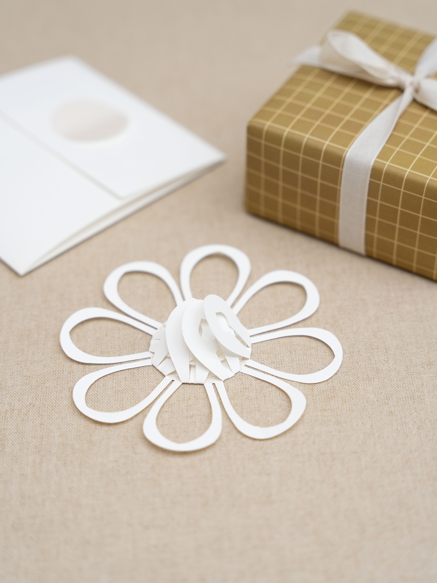 MAGIC flower white | papieren bloem die zich opent op water