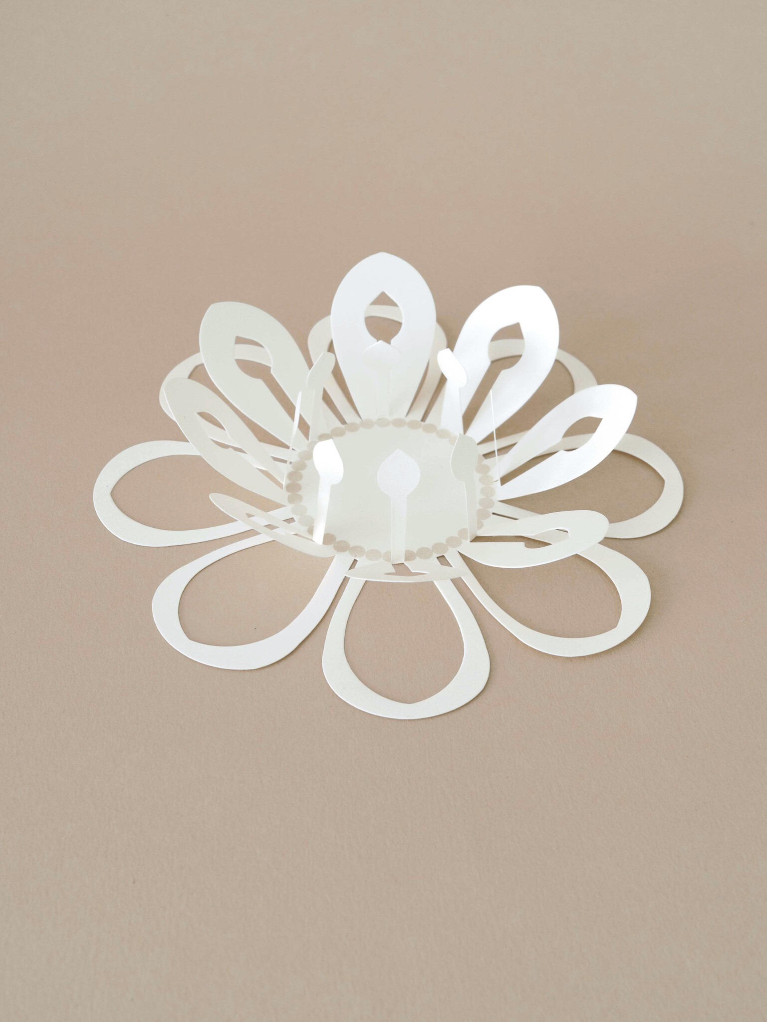 MAGIC flower white | papieren bloem die zich opent op water