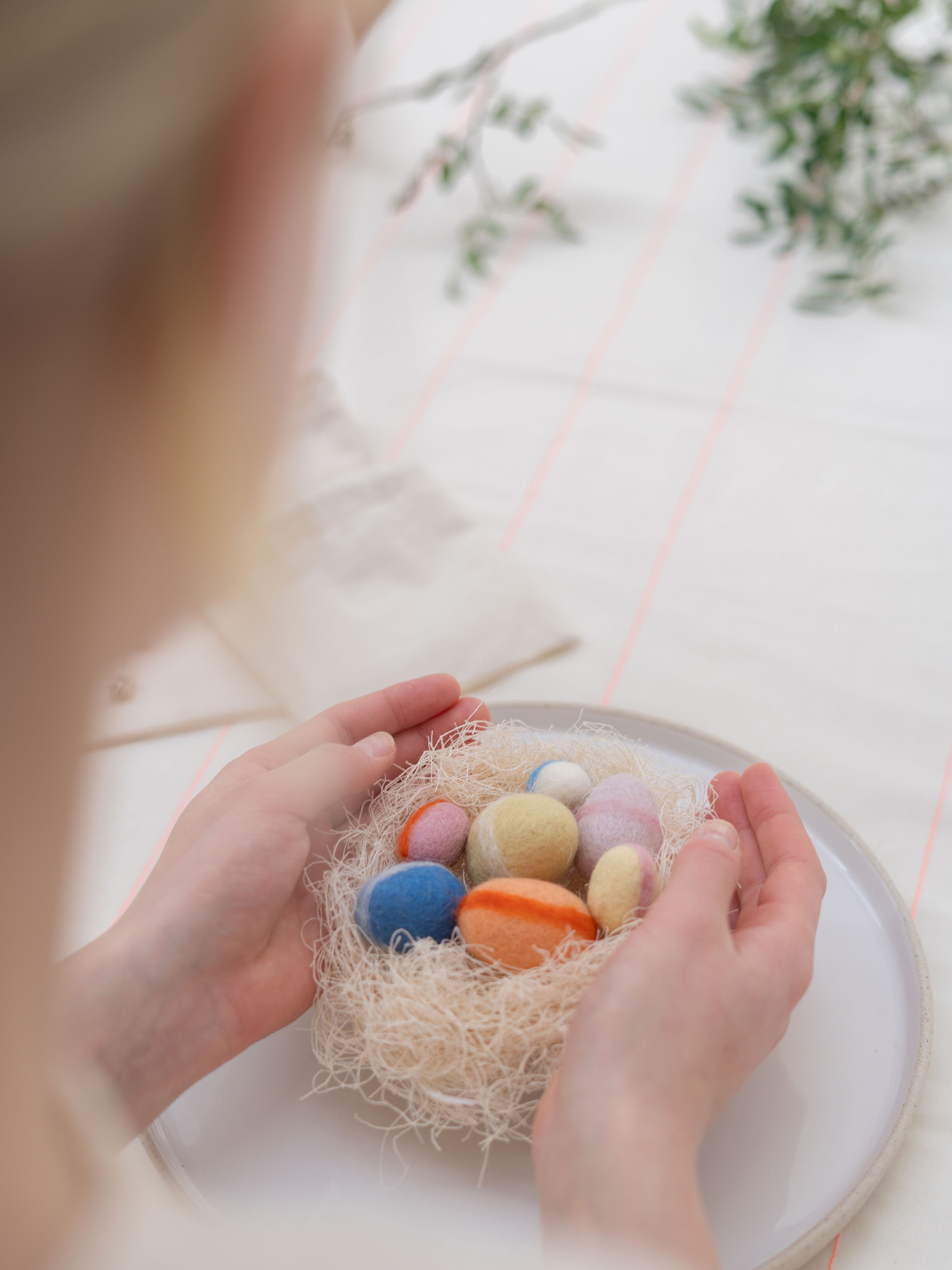 NEST wool eggs pastel | 7 handgemaakte wollen eitjes met nestmateriaal