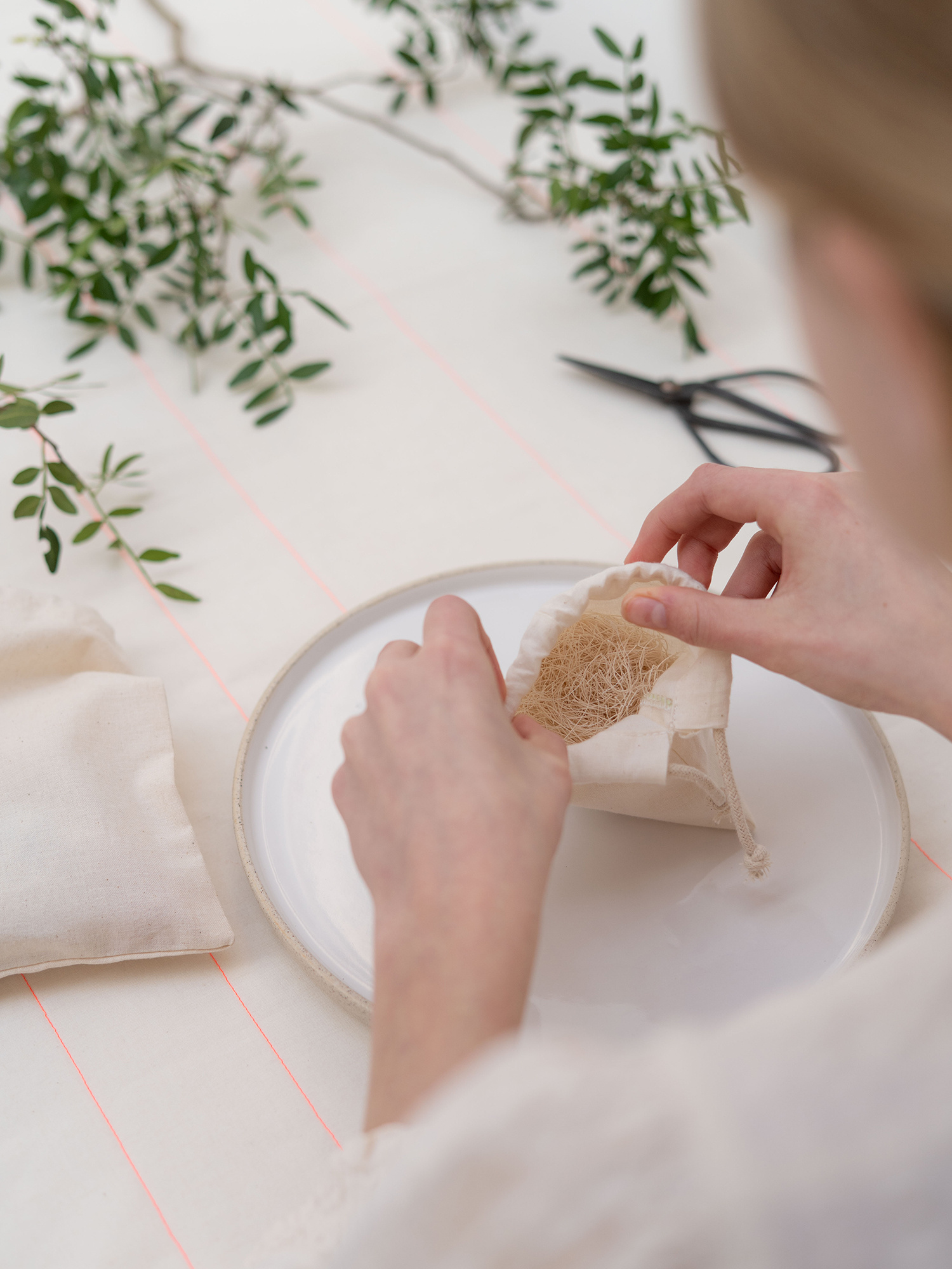 NEST wool eggs pastel | 7 handgemaakte wollen eitjes met nestmateriaal