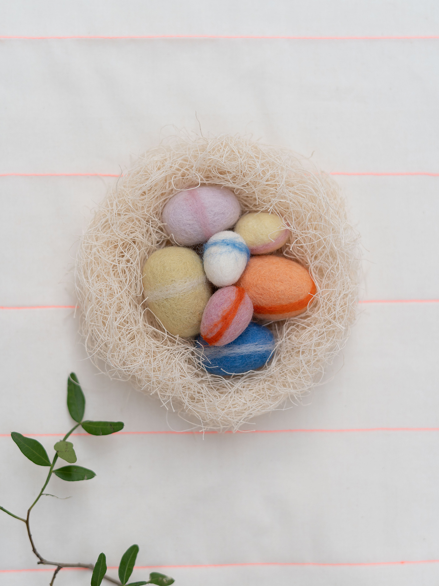 NEST wool eggs pastel | 7 handgemaakte wollen eitjes met nestmateriaal