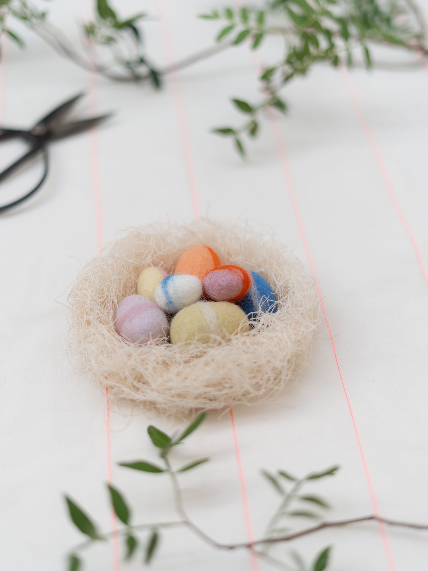 NEST wool eggs pastel | 7 handgemaakte wollen eitjes met nestmateriaal