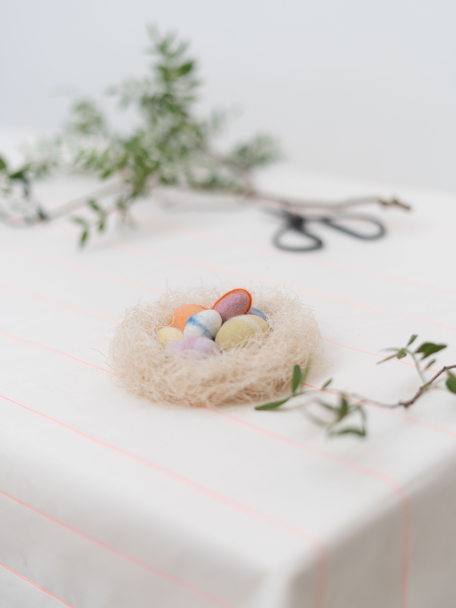 NEST wool eggs pastel | 7 handgemaakte wollen eitjes met nestmateriaal