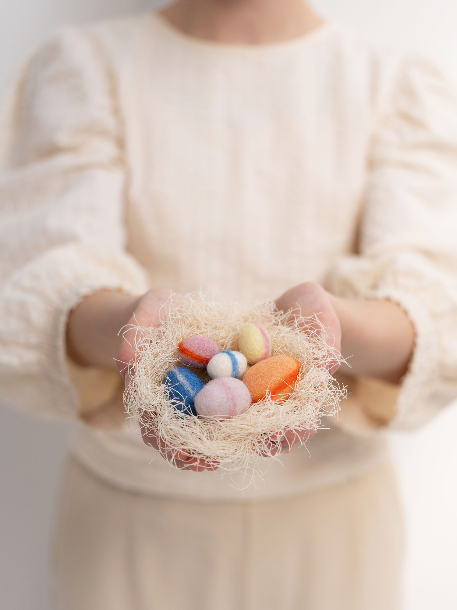 NEST wool eggs pastel | 7 handgemaakte wollen eitjes met nestmateriaal