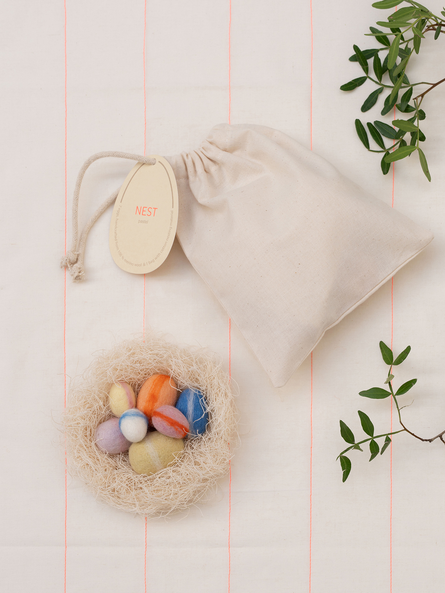 NEST wool eggs pastel | 7 handgemaakte wollen eitjes met nestmateriaal