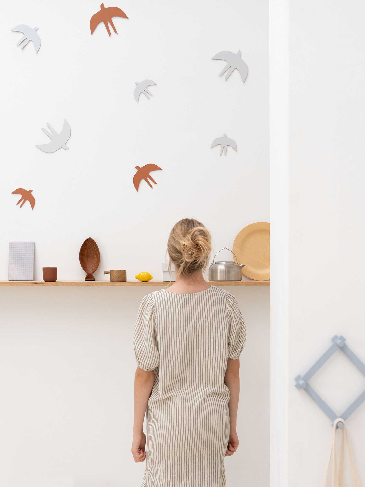 SVERM wall birds - natural | 3 kartonnen muurzwaluwen met aan 2 kanten kleur