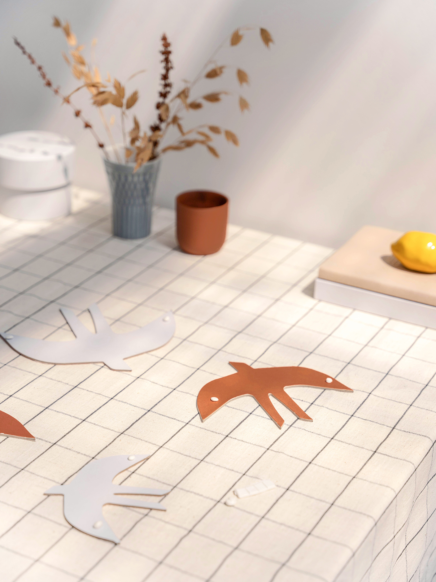 SVERM wall birds - natural | 3 kartonnen muurzwaluwen met aan 2 kanten kleur