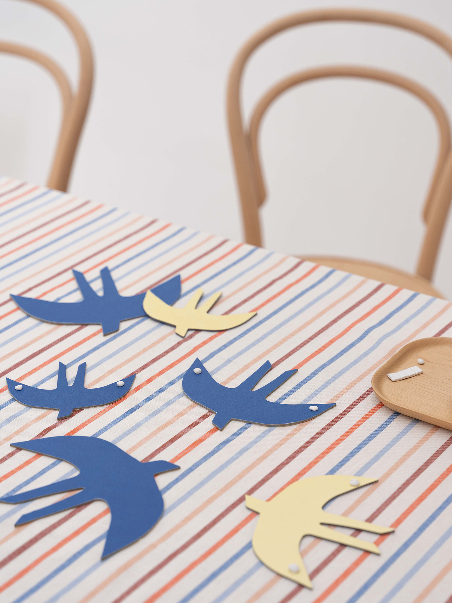 SVERM wall birds - bright | 3 kartonnen muurzwaluwen met aan 2 kanten kleur