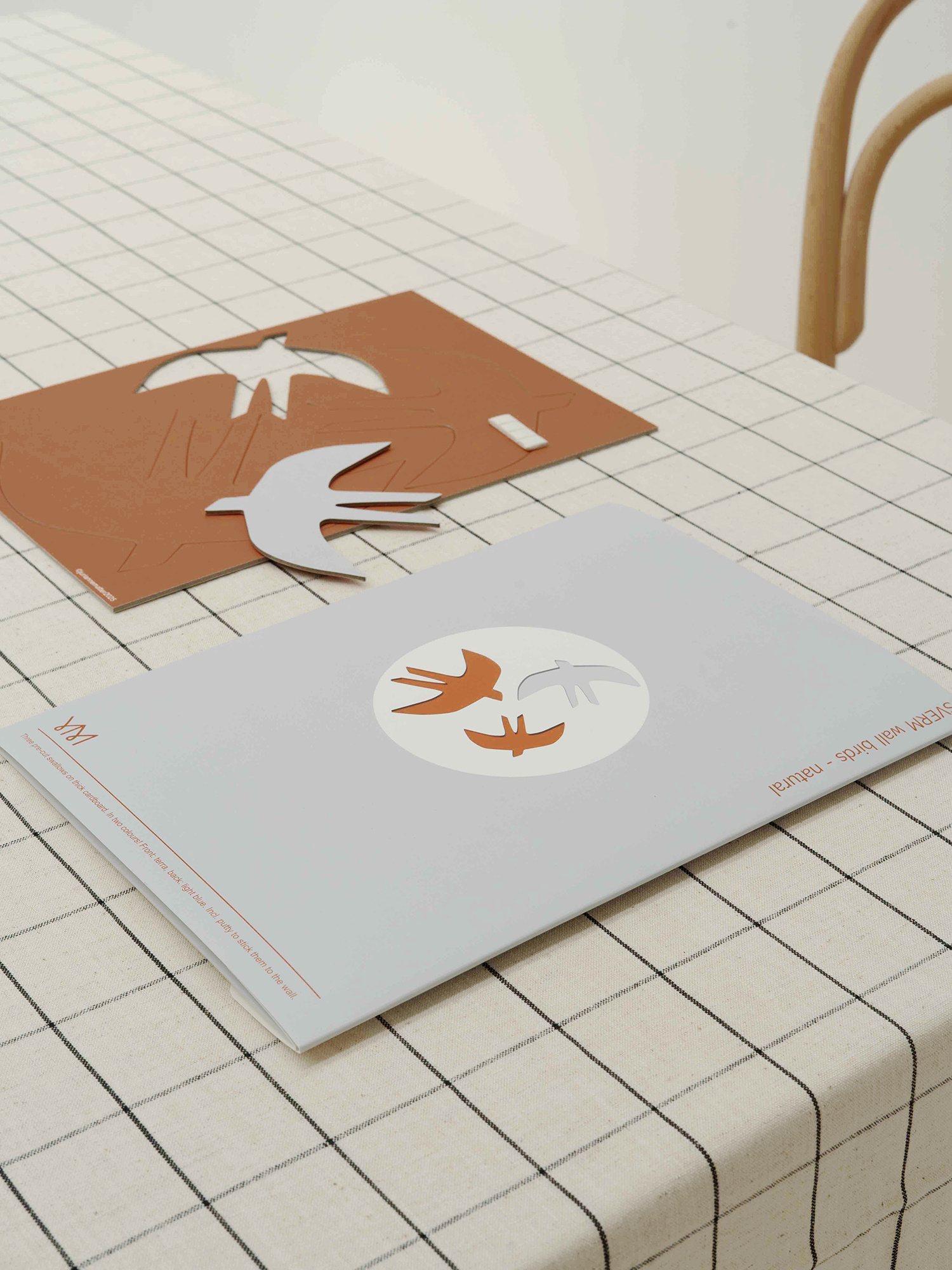 SVERM wall birds - natural | 3 kartonnen muurzwaluwen met aan 2 kanten kleur
