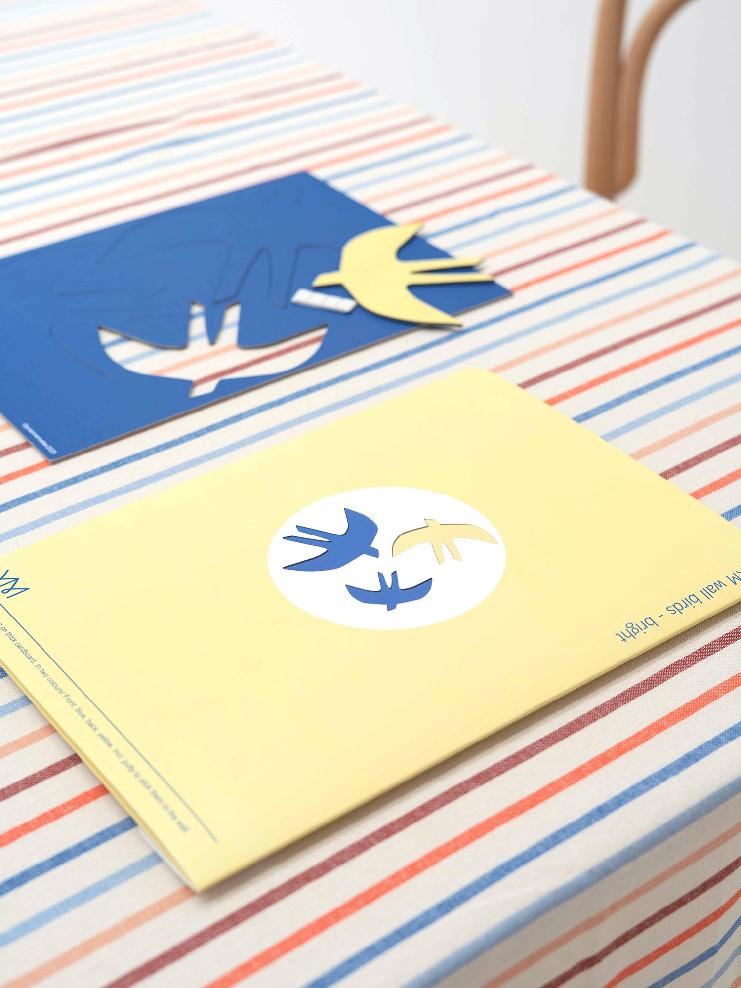 SVERM wall birds - bright | 3 kartonnen muurzwaluwen met aan 2 kanten kleur