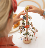 Jurianne Matter ADVENT tree - houten boompje als Adventkalender met voor elke dag van december een ornamentje van dik papier.