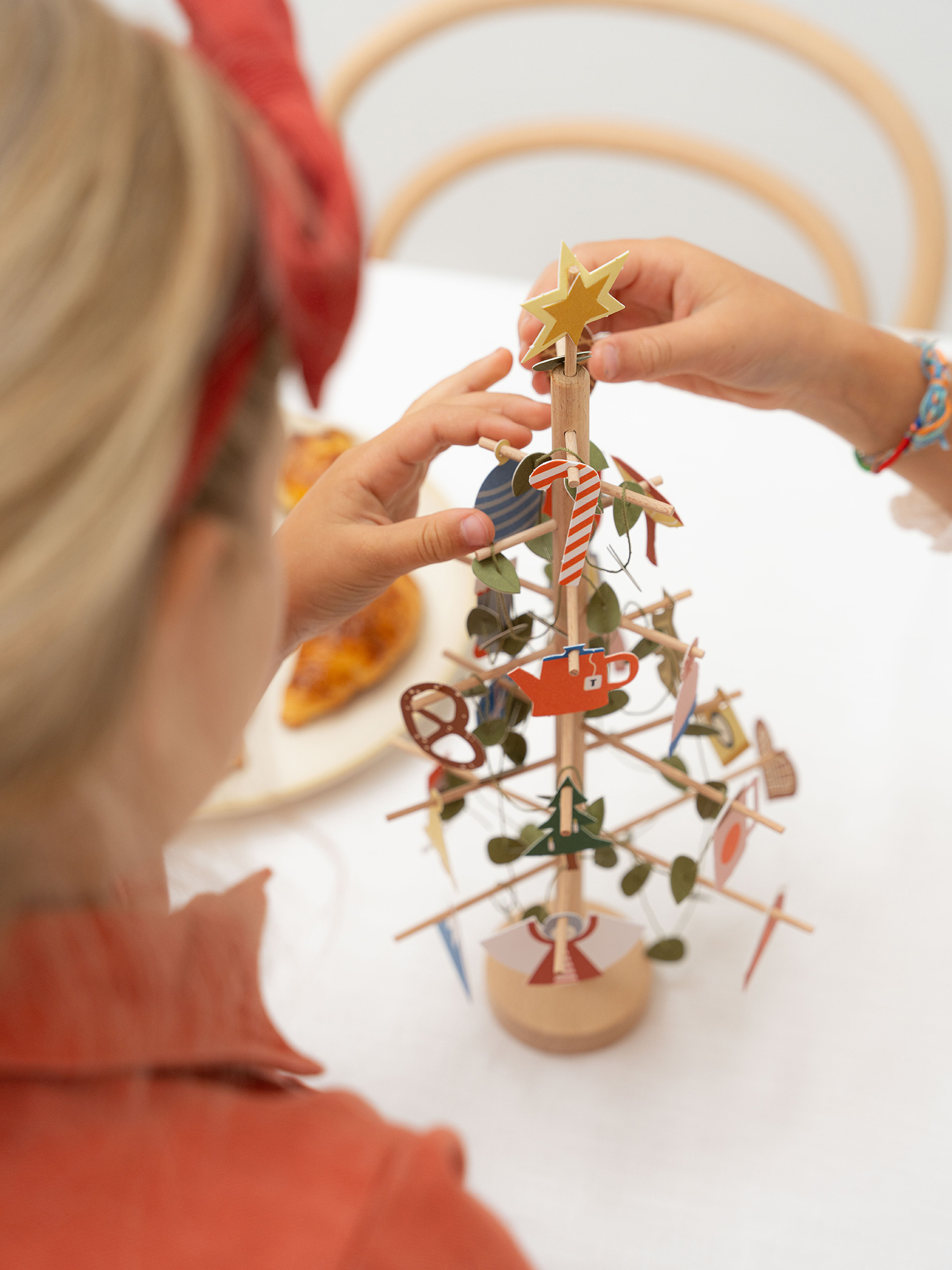 Jurianne Matter ADVENT tree - houten boompje als Adventkalender met voor elke dag van december een ornamentje van dik papier.