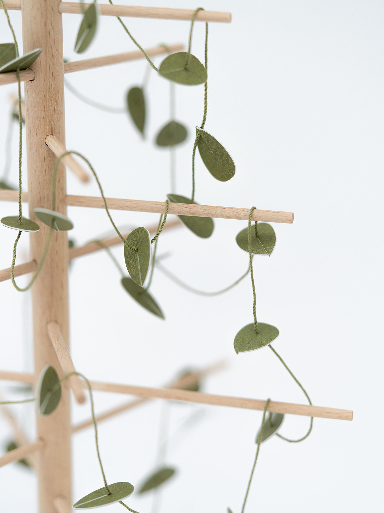 Jurianne Matter ADVENT tree - houten boompje als Adventkalender met voor elke dag van december een ornamentje van dik papier.