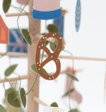 Jurianne Matter ADVENT tree - houten boompje als Adventkalender met voor elke dag van december een ornamentje van dik papier.