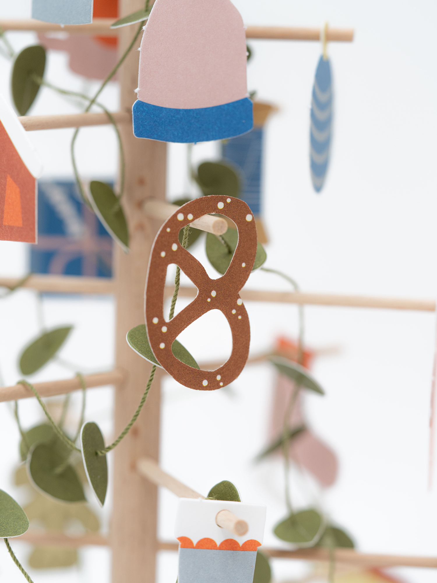 Jurianne Matter ADVENT tree - houten boompje als Adventkalender met voor elke dag van december een ornamentje van dik papier.