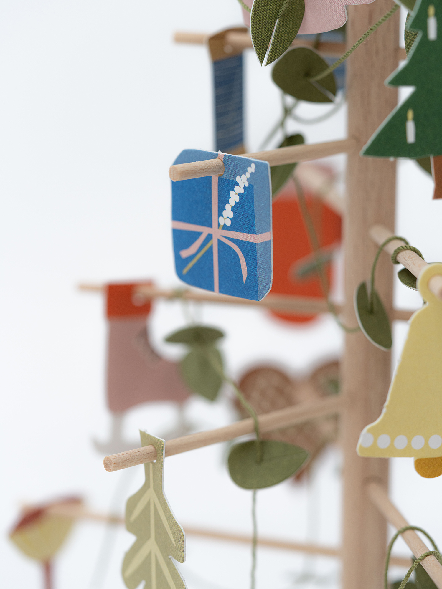 Jurianne Matter ADVENT tree - houten boompje als Adventkalender met voor elke dag van december een ornamentje van dik papier.
