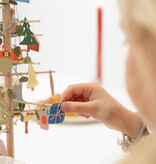Jurianne Matter ADVENT tree - houten boompje als Adventkalender met voor elke dag van december een ornamentje van dik papier.
