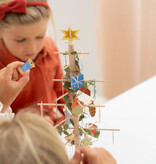 Jurianne Matter ADVENT tree - houten boompje als Adventkalender met voor elke dag van december een ornamentje van dik papier.