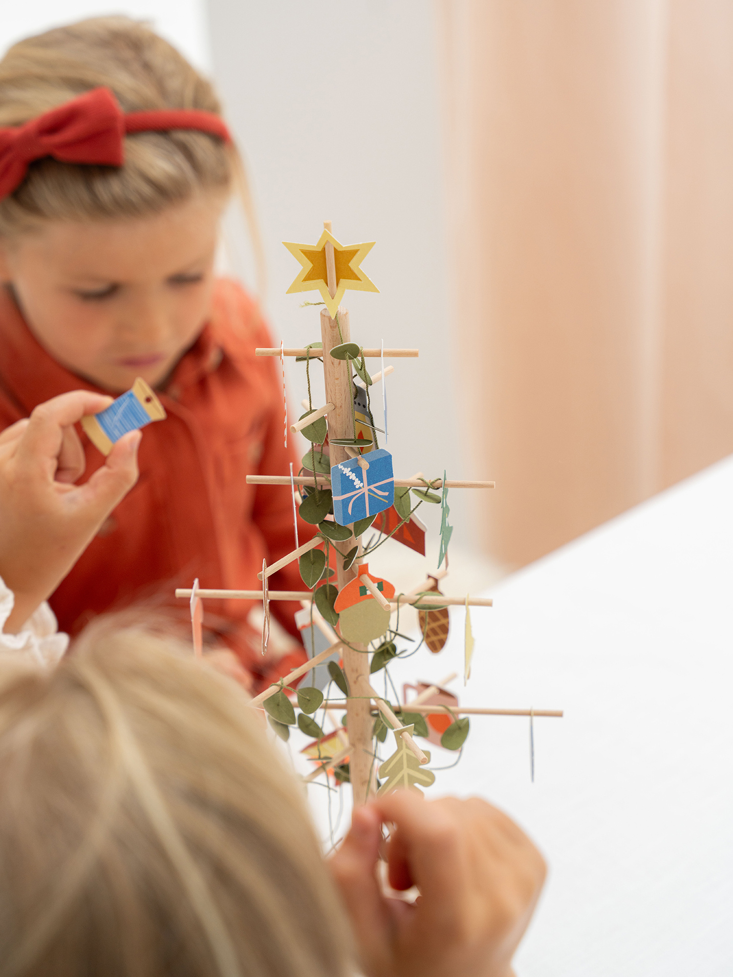 Jurianne Matter ADVENT tree - houten boompje als Adventkalender met voor elke dag van december een ornamentje van dik papier.