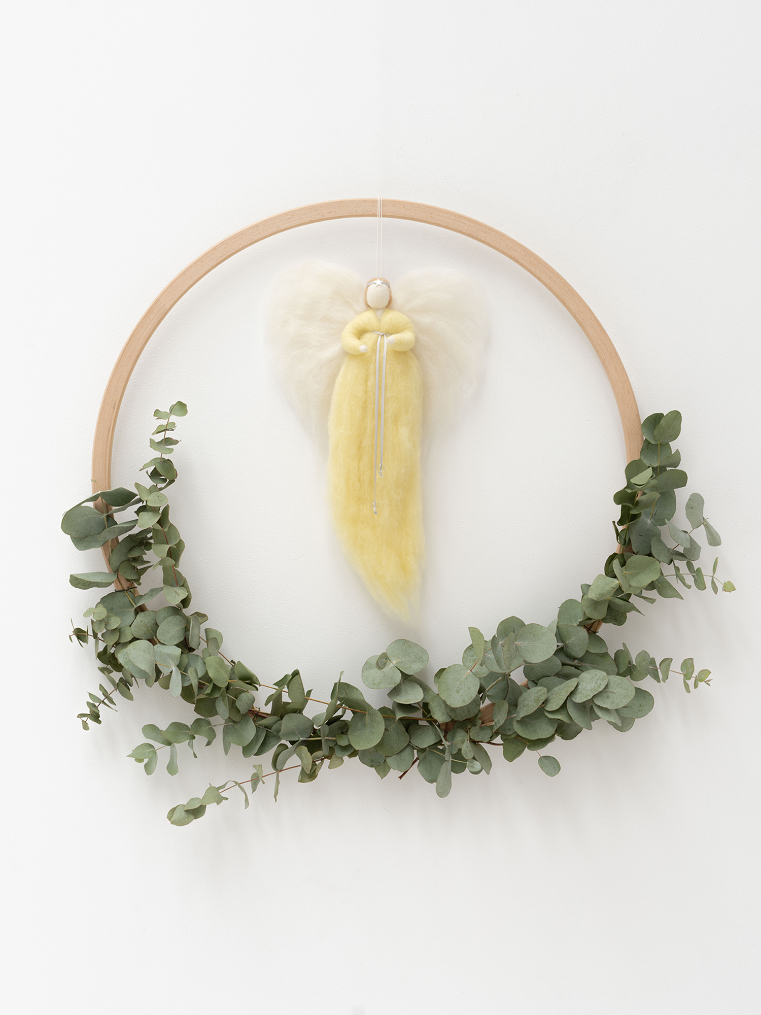 IRINI pale yellow | handgemaakte wollen engel in geschenkdoos