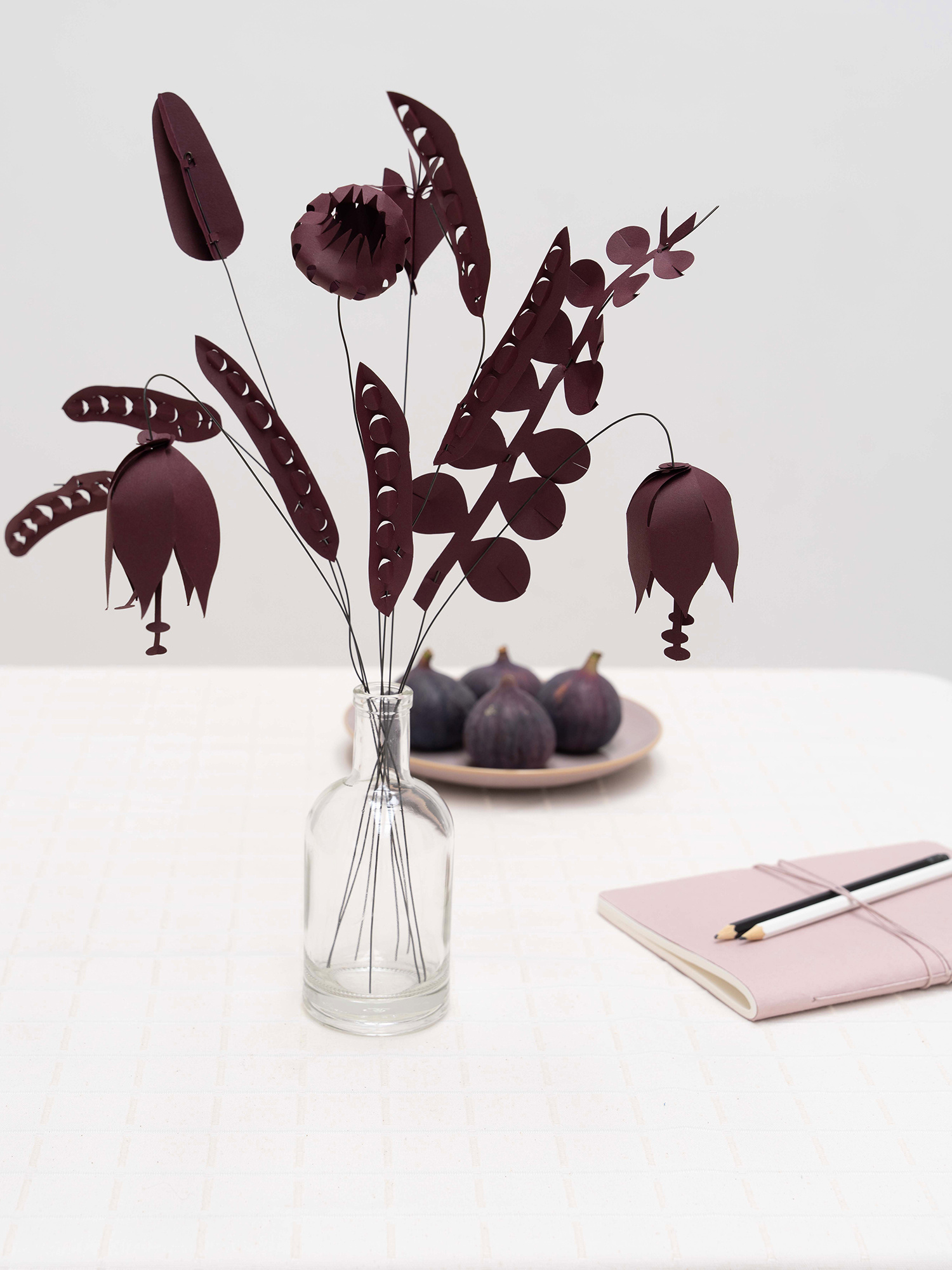 DIY set met 8 bordeauxrode papieren bloemen