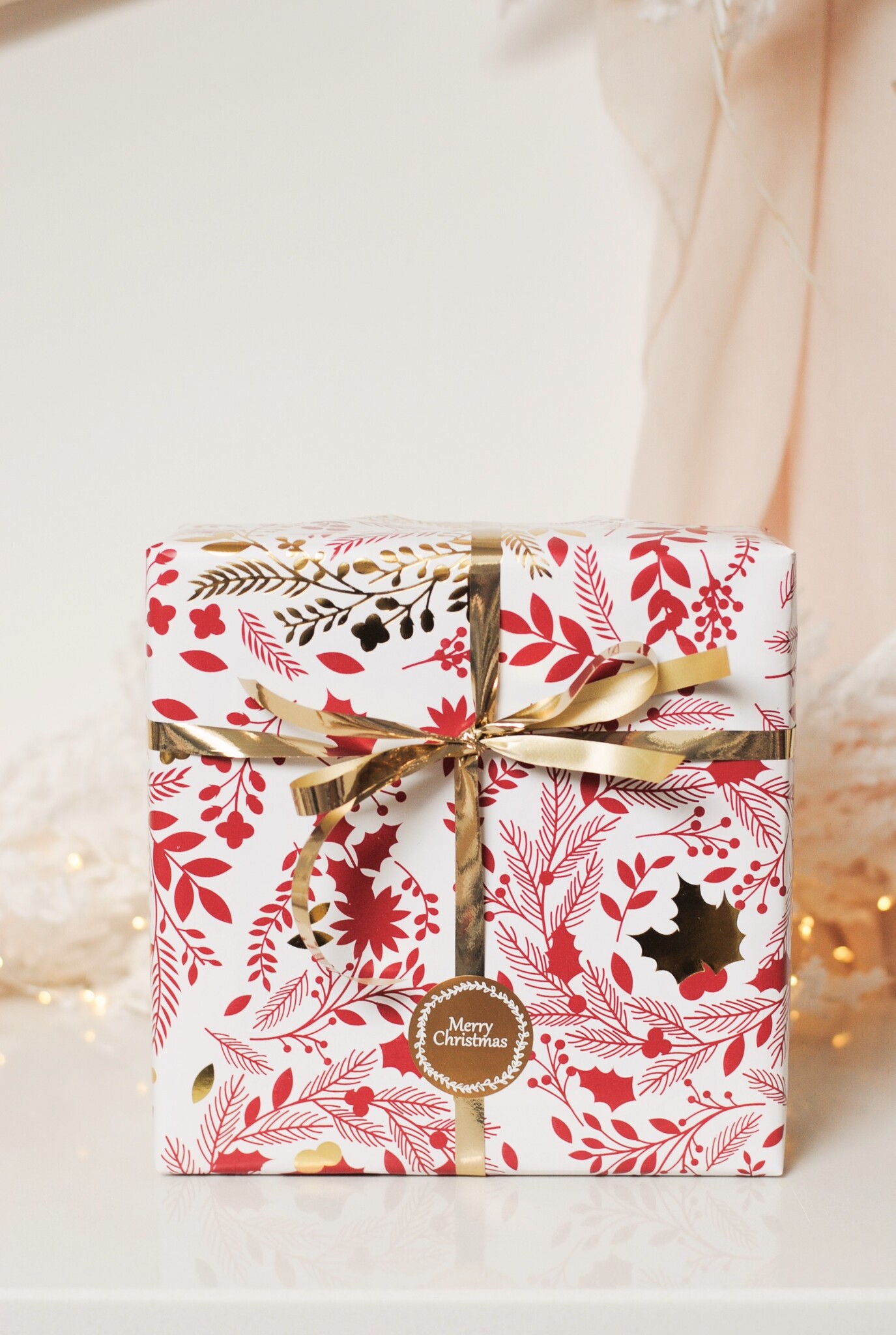 Kerst Cadeaupapier - Red & Gold Christmas (Opgelet, door drukte neemt inpakken een dag langer in beslag.)