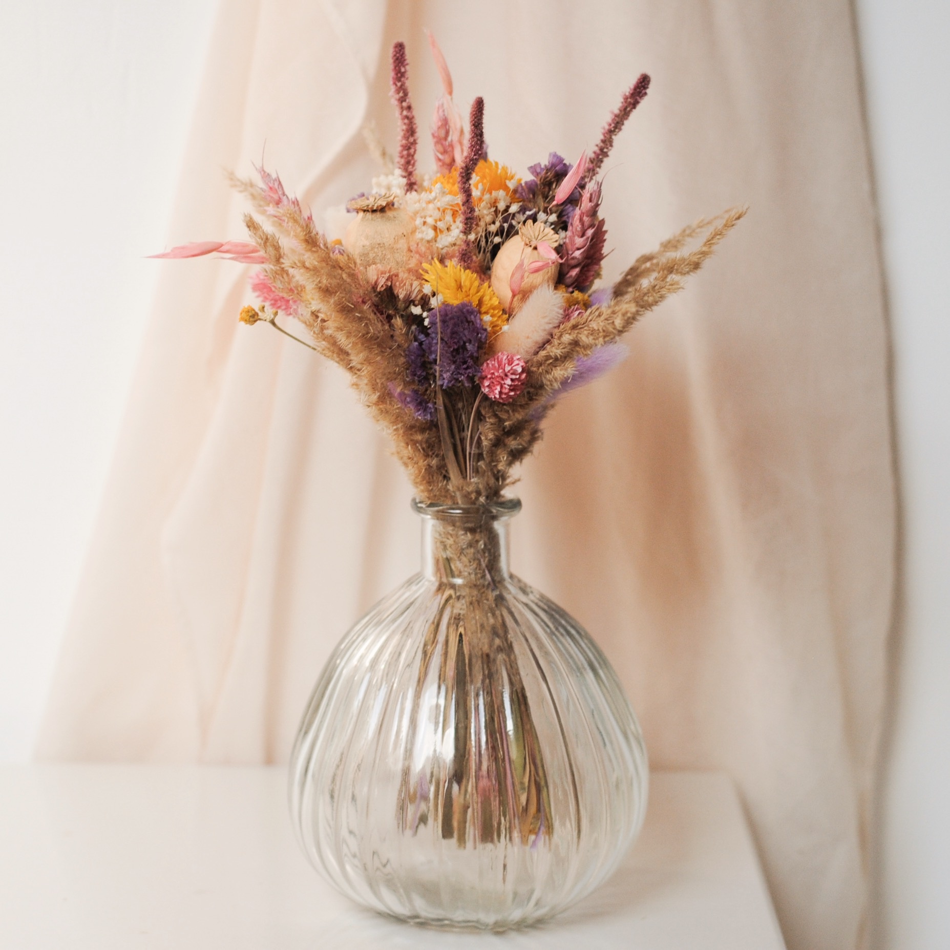 ROUND VASE WITH LINES