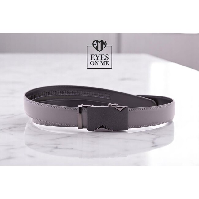 "EYES ON ME" LEDEREN RIEM zonder gaatjes, met automatische gesp (Model A010)