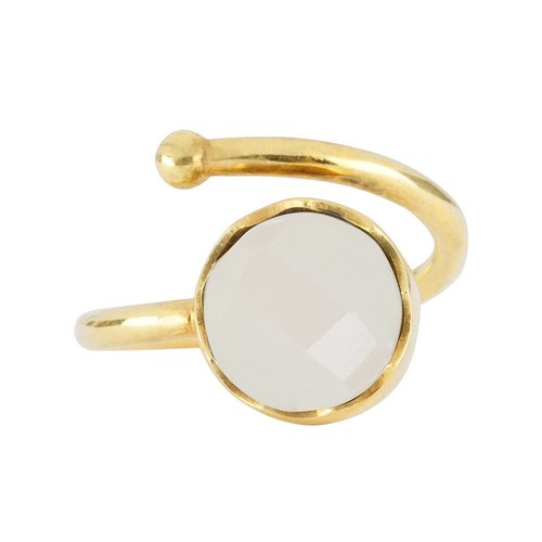 Marissa Eykenloof Gouden ring met Regenboog maansteen Marissa Eykenloof Gouden ring met Regenboog maansteen