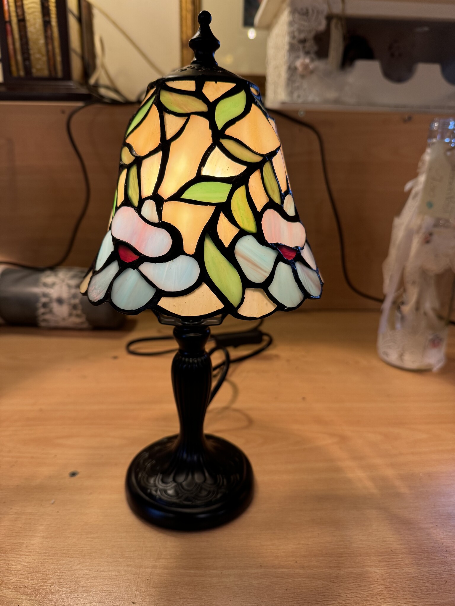 Demmerik 73 5997 Tiffany Tafellampje met bloemen