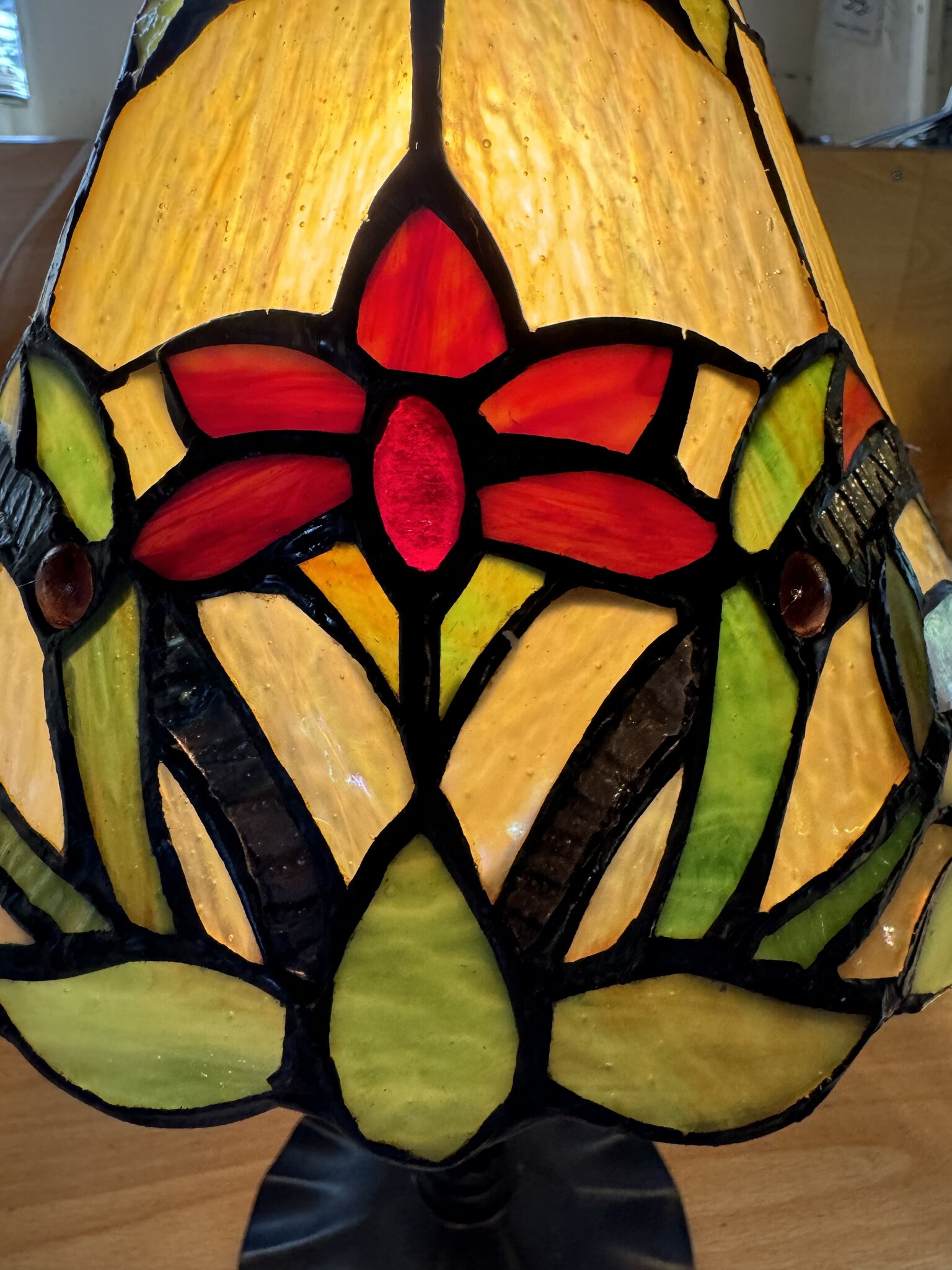 Demmerik 73 5991 Tiffany Tafellampje met rood bloemetje