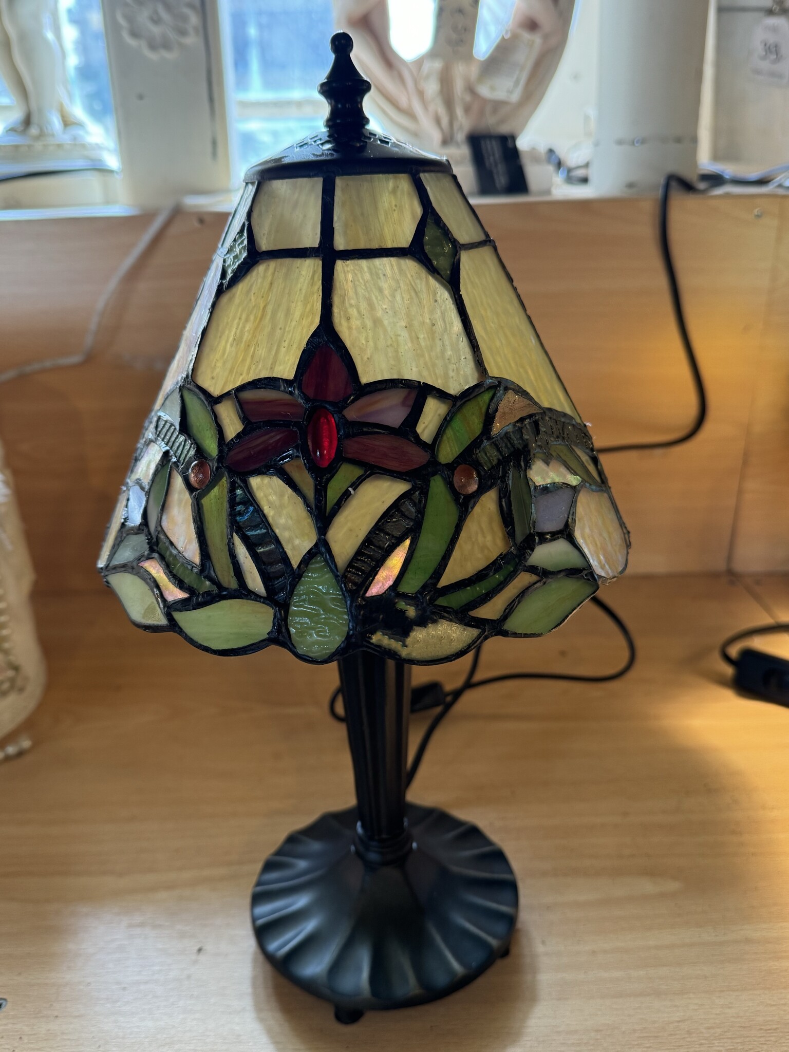 Demmerik 73 5991 Tiffany Tafellampje met rood bloemetje